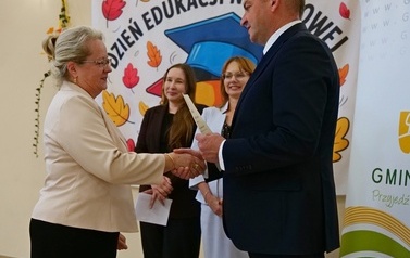 Dyrektorzy i nauczyciele szk&oacute;ł z Gminy Sanok z nagrodami W&oacute;jta z okazji Dnia Edukacji Narodowej! 7