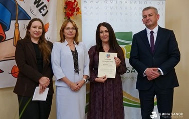 Dyrektorzy i nauczyciele szk&oacute;ł z Gminy Sanok z nagrodami W&oacute;jta z okazji Dnia Edukacji Narodowej! 8