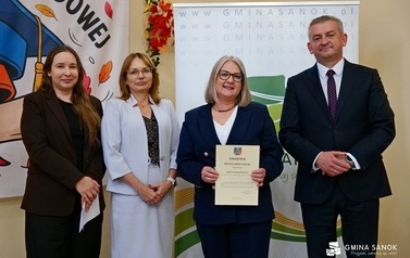 Dyrektorzy i nauczyciele szk&oacute;ł z Gminy Sanok z nagrodami W&oacute;jta z okazji Dnia Edukacji Narodowej! 9