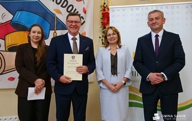 Dyrektorzy i nauczyciele szk&oacute;ł z Gminy Sanok z nagrodami W&oacute;jta z okazji Dnia Edukacji Narodowej! 13