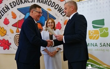 Dyrektorzy i nauczyciele szk&oacute;ł z Gminy Sanok z nagrodami W&oacute;jta z okazji Dnia Edukacji Narodowej! 14