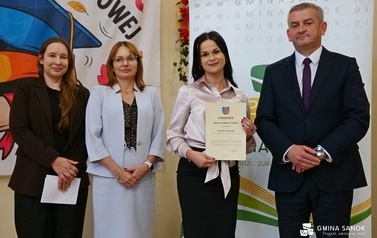 Dyrektorzy i nauczyciele szk&oacute;ł z Gminy Sanok z nagrodami W&oacute;jta z okazji Dnia Edukacji Narodowej! 15
