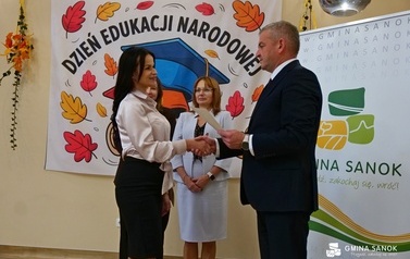 Dyrektorzy i nauczyciele szk&oacute;ł z Gminy Sanok z nagrodami W&oacute;jta z okazji Dnia Edukacji Narodowej! 16
