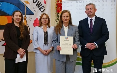 Dyrektorzy i nauczyciele szk&oacute;ł z Gminy Sanok z nagrodami W&oacute;jta z okazji Dnia Edukacji Narodowej! 17