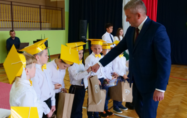 Szkoła Podstawowa w Niebieszczanach - pasowanie na ucznia 16.10 (28)