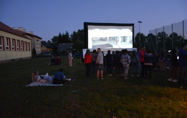 Letnie kino pod gwiazdami w Prusieku 5
