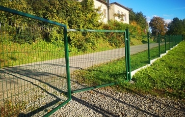 Wielofunkcyjny plac w Lisznej już ogrodzony! Mieszkańcy zyskali bezpieczną przestrzeń 5