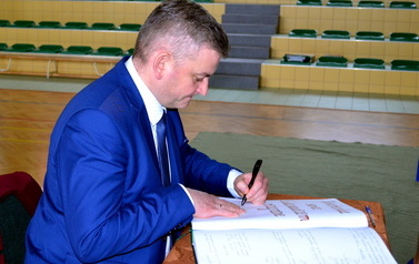 Uroczystość nadania nowego sztandaru Szkole Podstawowej w Strachocinie 1