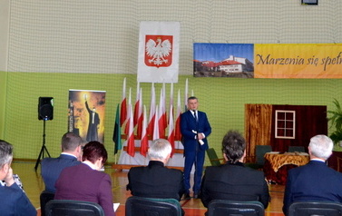 Uroczystość nadania nowego sztandaru Szkole Podstawowej w Strachocinie 3