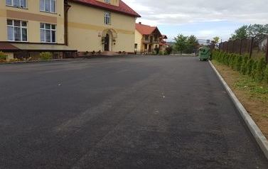 Niebieszczany &ndash; plac postojowy przy Szkole
