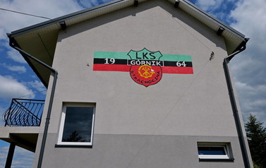 nowe zadaszenie - budynek LKS G&oacute;rnik STRACHOCINA (3)