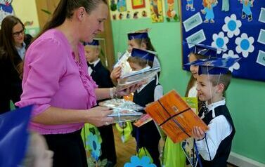 Filialna Szkoła Podstawowa w Czerteżu pasowała nowych uczni&oacute;w klasy pierwszej 8