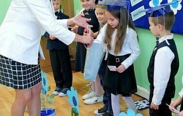 Filialna Szkoła Podstawowa w Czerteżu pasowała nowych uczni&oacute;w klasy pierwszej 25