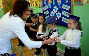 Filialna Szkoła Podstawowa w Czerteżu pasowała nowych uczni&oacute;w klasy pierwszej 28