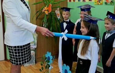 Filialna Szkoła Podstawowa w Czerteżu pasowała nowych uczni&oacute;w klasy pierwszej 35