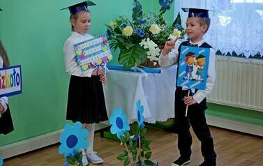 Filialna Szkoła Podstawowa w Czerteżu pasowała nowych uczni&oacute;w klasy pierwszej 48