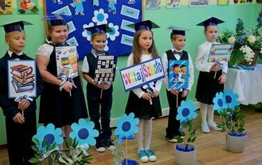 Filialna Szkoła Podstawowa w Czerteżu pasowała nowych uczni&oacute;w klasy pierwszej 49