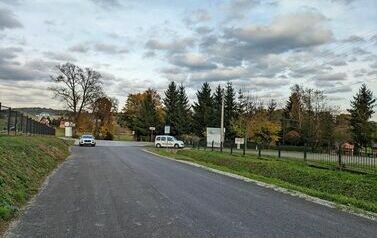 Zakończono remont drogi gminnej obok cmentarza w miejscowości Strachocina 1