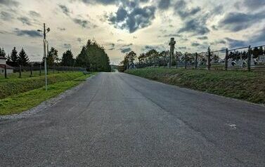 Zakończono remont drogi gminnej obok cmentarza w miejscowości Strachocina 4