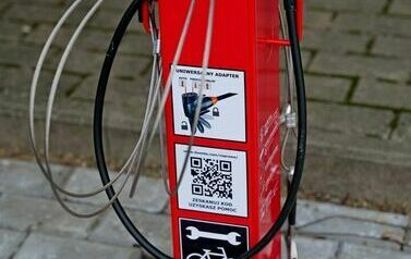 Na rynku w Mrzygłodzie stanęła stacja naprawy rower&oacute;w w ramach projektu &quot;Aktywni na trasach Nordic Walking&quot; 4