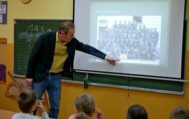 Lekcje historyczne w Szkole Podstawowej w Pakosz&oacute;wce w ramach projektu &quot;Bohaterom niezłomnym...&quot; 2