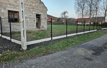 Ogrodzenie wok&oacute;ł WDK Załuż (1)