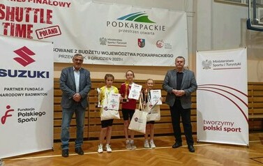 Pierwsze miejsce uczennicy z SP Strachocina w wojew&oacute;dzkich zawodach bandmintona 7