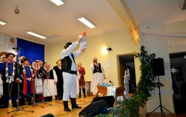 Noworoczne kolędowanie w Wiejskim Domu Kultury w Pakosz&oacute;wce 2