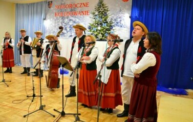 Noworoczne kolędowanie w Wiejskim Domu Kultury w Pakosz&oacute;wce 22
