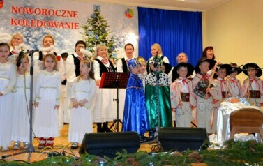 Noworoczne kolędowanie w Wiejskim Domu Kultury w Pakosz&oacute;wce 27