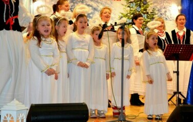 Noworoczne kolędowanie w Wiejskim Domu Kultury w Pakosz&oacute;wce 30