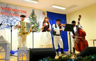 Noworoczne kolędowanie w Wiejskim Domu Kultury w Pakosz&oacute;wce 40