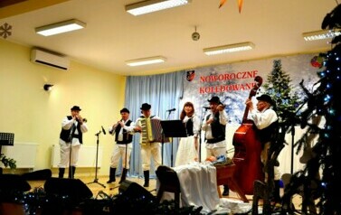 Noworoczne kolędowanie w Wiejskim Domu Kultury w Pakosz&oacute;wce 41
