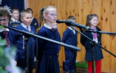 Wyjątkowe obchody Dni Babci i Dziadka Szk&oacute;ł Podstawowych z Mrzygłodu i Tyrawy Solnej 55