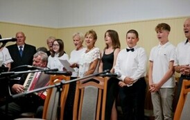 Spektakl "Podr&oacute;ż w czasie" pełen wzruszeń i wspomnień 36