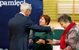 "Każdy koniec jest nowym początkiem" - uroczyste pożegnanie Andrzej Cecuły dyrektora Szkoły Podstawowej w Strachocinie z okazji przejścia na emeryturę 8