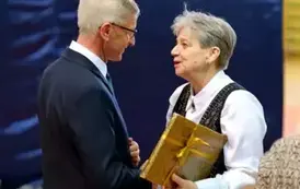 "Każdy koniec jest nowym początkiem" - uroczyste pożegnanie Andrzej Cecuły dyrektora Szkoły Podstawowej w Strachocinie z okazji przejścia na emeryturę 12