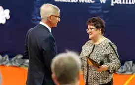 "Każdy koniec jest nowym początkiem" - uroczyste pożegnanie Andrzej Cecuły dyrektora Szkoły Podstawowej w Strachocinie z okazji przejścia na emeryturę 13