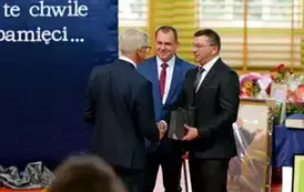 "Każdy koniec jest nowym początkiem" - uroczyste pożegnanie Andrzej Cecuły dyrektora Szkoły Podstawowej w Strachocinie z okazji przejścia na emeryturę 16