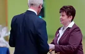 "Każdy koniec jest nowym początkiem" - uroczyste pożegnanie Andrzej Cecuły dyrektora Szkoły Podstawowej w Strachocinie z okazji przejścia na emeryturę 19