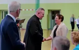 "Każdy koniec jest nowym początkiem" - uroczyste pożegnanie Andrzej Cecuły dyrektora Szkoły Podstawowej w Strachocinie z okazji przejścia na emeryturę 34