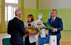 "Każdy koniec jest nowym początkiem" - uroczyste pożegnanie Andrzej Cecuły dyrektora Szkoły Podstawowej w Strachocinie z okazji przejścia na emeryturę 37