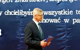 "Każdy koniec jest nowym początkiem" - uroczyste pożegnanie Andrzej Cecuły dyrektora Szkoły Podstawowej w Strachocinie z okazji przejścia na emeryturę 40