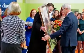 "Każdy koniec jest nowym początkiem" - uroczyste pożegnanie Andrzej Cecuły dyrektora Szkoły Podstawowej w Strachocinie z okazji przejścia na emeryturę 42