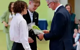 "Każdy koniec jest nowym początkiem" - uroczyste pożegnanie Andrzej Cecuły dyrektora Szkoły Podstawowej w Strachocinie z okazji przejścia na emeryturę 46