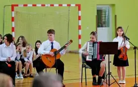 "Każdy koniec jest nowym początkiem" - uroczyste pożegnanie Andrzej Cecuły dyrektora Szkoły Podstawowej w Strachocinie z okazji przejścia na emeryturę 64