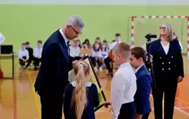 "Każdy koniec jest nowym początkiem" - uroczyste pożegnanie Andrzej Cecuły dyrektora Szkoły Podstawowej w Strachocinie z okazji przejścia na emeryturę 65