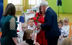 "Każdy koniec jest nowym początkiem" - uroczyste pożegnanie Andrzej Cecuły dyrektora Szkoły Podstawowej w Strachocinie z okazji przejścia na emeryturę 73