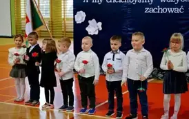 "Każdy koniec jest nowym początkiem" - uroczyste pożegnanie Andrzej Cecuły dyrektora Szkoły Podstawowej w Strachocinie z okazji przejścia na emeryturę 75