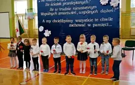 "Każdy koniec jest nowym początkiem" - uroczyste pożegnanie Andrzej Cecuły dyrektora Szkoły Podstawowej w Strachocinie z okazji przejścia na emeryturę 76